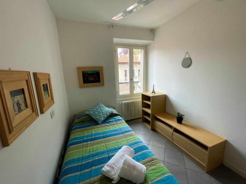 Postel nebo postele na pokoji v ubytování Skyway apartment with private lake view terrace
