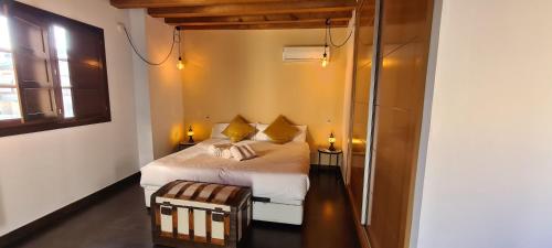 een slaapkamer met een wit bed met gele kussens bij Apartamento Santa Anita en plena Judería by Toledo AP in Toledo