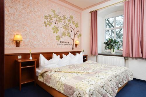 a bedroom with a bed and a window at Hotel Villa Weiße in Kamenz