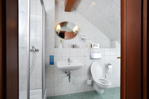 a bathroom with a toilet and a sink at Hotel Villa Weiße in Kamenz
