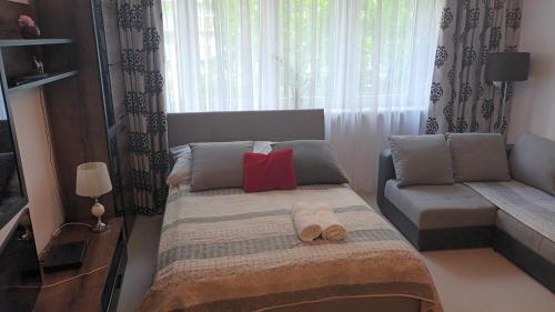 Posteľ alebo postele v izbe v ubytovaní CHERRY APARTAMENT W ŚCISŁYM CENTRUM
