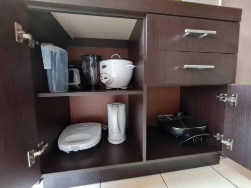 une salle de bain avec toilettes et lavabo dans un meuble dans l'établissement Apartment Guayabon #1, AC, Arenal Volcano Fortuna, à Fortuna