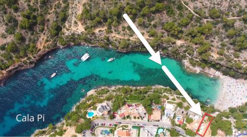an aerial view of a villa on a beach at *Casa Aguamarina* Villa am Meer in Cala Pi