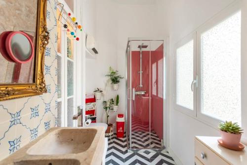 een badkamer met een wastafel en een rode douche bij Say What Lisbon? — Street Art / Family Apartment in Lissabon