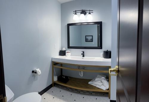 The Alonzo Ward Hotel في أبردين: حمام مع حوض ومرآة