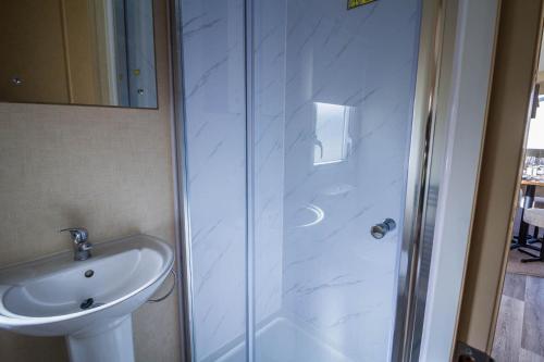 a bathroom with a shower and a sink at Lovely 6 Berth Caravan Nearby Hunstanton Beach In Norfolk Ref 23071t in Hunstanton