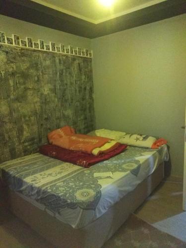 uma pequena cama num quarto com em mediterranean house em Antalya