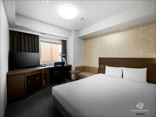 Postel nebo postele na pokoji v ubytování Daiwa Roynet Hotel Yokohama Kannai