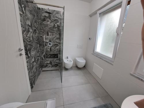 ein Bad mit einer Duschkabine und einem WC in der Unterkunft Bellariva in Riva del Garda
