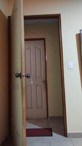 an empty room with a white door and a red rug at Cabañas DondeJosé in Valle de Anton