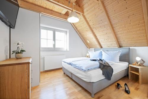 Postel nebo postele na pokoji v ubytování Zum Fährmann 2 Whg 3 im OG in 18356 Pruchten