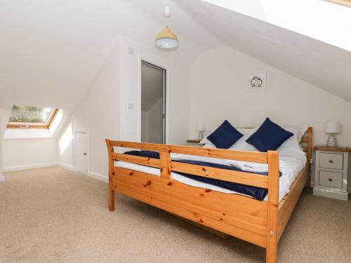 A bed or beds in a room at Pilchard Cottage