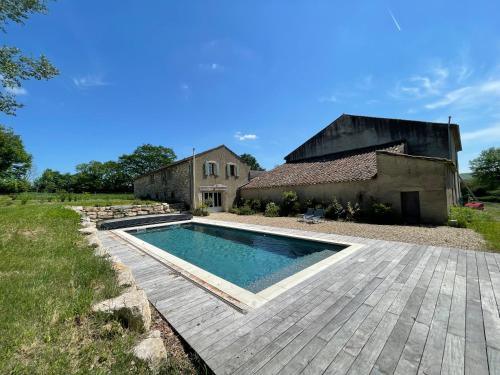 une piscine devant un immeuble dans l'établissement Gîte à la Ferme de Verdurette Cordes-sur-Ciel, à Cordes-sur-Ciel
