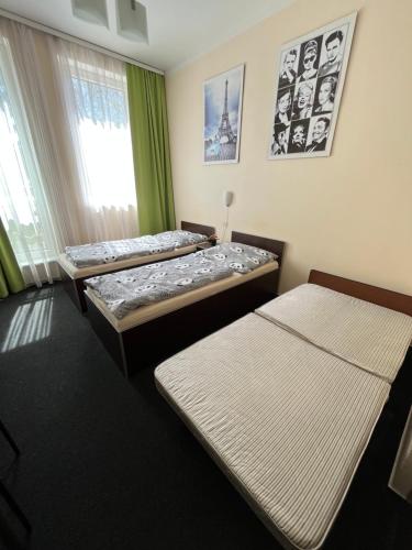 Zimmer mit 3 Betten und einem Fenster in der Unterkunft Apartmány U Řeky Sázava in Sázava