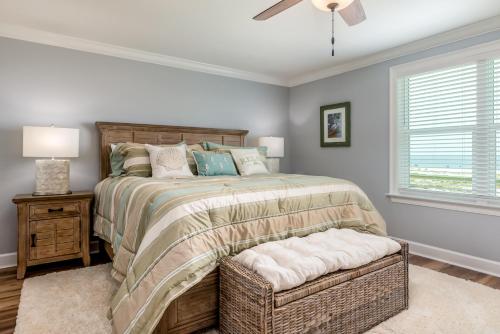 Un dormitorio con una cama grande y una ventana en Aqua Pearl, en Dauphin Island