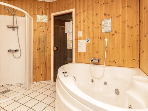 y baño con bañera, ducha y aseo. en Three-Bedroom Holiday home in Øster Assels 1 en Sillerslev