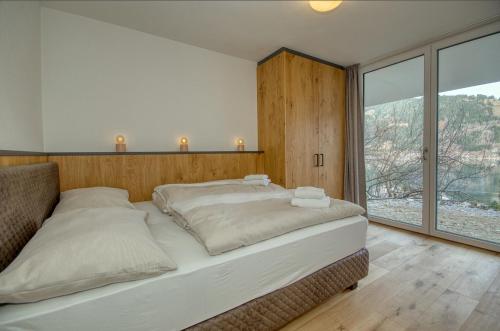 Un pat sau paturi într-o cameră la Chalet Lake View - by Alpen Apartments