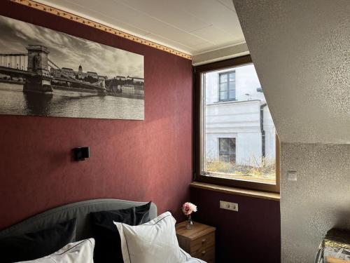 um quarto com uma fotografia de um comboio na parede em Rose cosy, tiny studio with shared rooftop terrace and jacuzzi em Budapeste