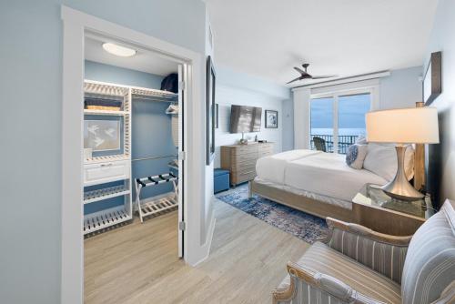 Schlafzimmer mit blauen Wänden, einem Bett und einem Schreibtisch in der Unterkunft Calypso 3 Luxury Beach Vacation Sleeps 8 in Panama City Beach