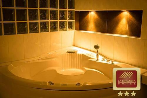 Ванна кімната в La Estancia Hotel