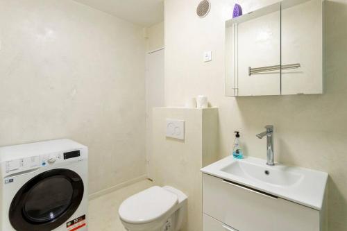 a small bathroom with a washing machine and a sink at La villette ; super Studio privé Joli Spacieux; La Multiculture in Aubervilliers