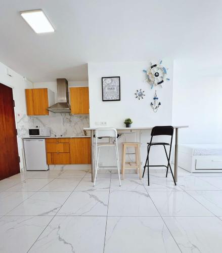 une cuisine avec une table et des chaises dans l'établissement Apartment near subway and supermarket, à Paris