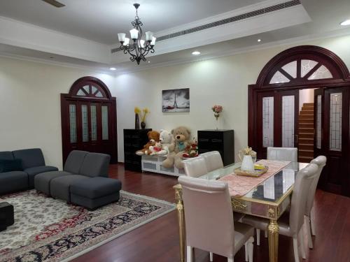 杜拜的住宿－Shared Room in Dubai - D Bunkers Camp，客厅配有桌子和泰迪熊