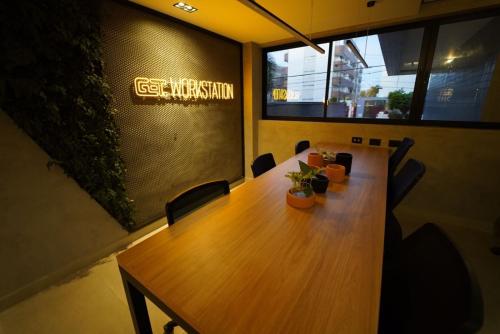 a conference room with a wooden table and chairs at Get One in Tambaú