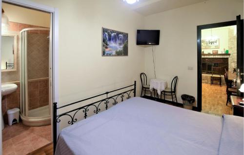 a bedroom with a bed and a bathroom with a shower at Amazing Home In Rivotorto Di Assisi in Passaggio Di Assisi
