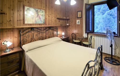 um quarto com uma cama num quarto com paredes de madeira em Beautiful Home In Rivotorto Di Assisi With Wifi em Passaggio Di Assisi