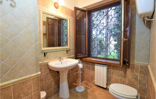 uma casa de banho com um lavatório, um WC e uma janela. em Beautiful Home In Rivotorto Di Assisi With Wifi em Passaggio Di Assisi