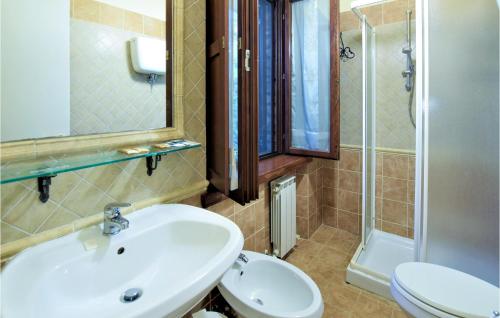 a bathroom with a sink and a shower and a toilet at Amazing Home In Rivotorto Di Assisi in Passaggio Di Assisi