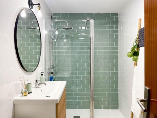 baño con azulejos verdes de metro y ducha en COSY FLATS 1ª LINEA VISTAS ESPECTACULARES, en Alicante