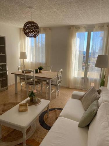 un salon avec un canapé blanc et une table dans l'établissement Beau T3 proche base navale et écoles supérieures, à Toulon