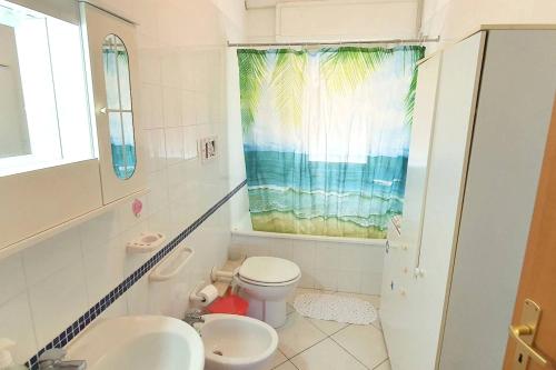Koupelna v ubytování Spacious apartment with sea view in Alcamo, 180 m²