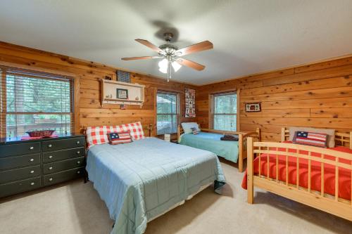 sypialnia z 2 łóżkami i wentylatorem sufitowym w obiekcie Pollock Pines Resort Cabin 11 Mi to Apple Hill w mieście Pollock Pines