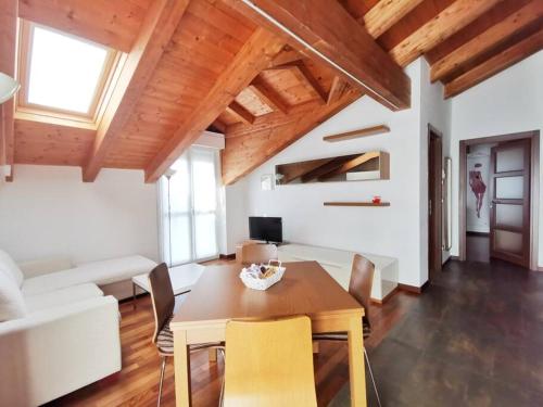- un salon avec une table et un canapé dans l'établissement Residenza Argentera, à San Defedente di Cervasca