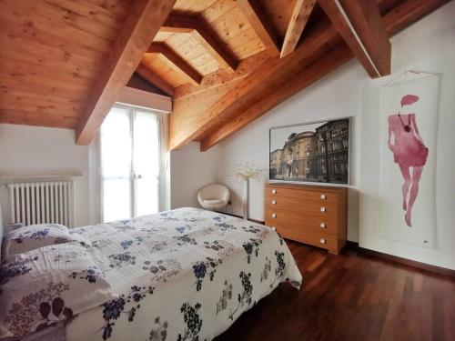 - une chambre avec un lit et un plafond en bois dans l'établissement Residenza Argentera, à San Defedente di Cervasca
