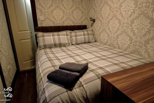 เตียงในห้องที่ The Wee Nook Crieff - 1-bed with garden :)