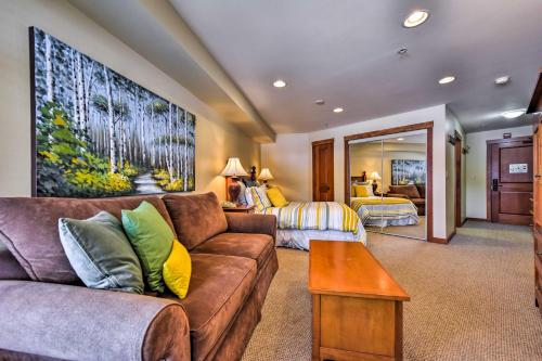 uma sala de estar com um sofá e um quarto em Ski-In and Ski-Out Solitude Resort Condo with Mtn Views! em Solitude