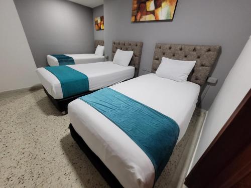 a room with two beds in a room at Hotel Med Suites 94 in Barranquilla