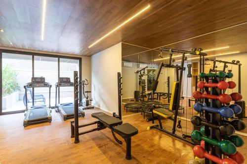 einen Fitnessraum mit mehreren Laufbändern und Maschinen in einem Zimmer in der Unterkunft Apartamentos completos com academia ao lado da Av Paulista - Next Paulista in São Paulo