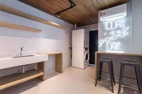 eine Küche mit einer Spüle und einem Kühlschrank in der Unterkunft Apartamentos completos com academia ao lado da Av Paulista - Next Paulista in São Paulo