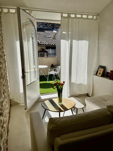un salon avec un canapé et une table dans l'établissement La Maison Plume, Appart Boutique, à Saint-Rémy-de-Provence