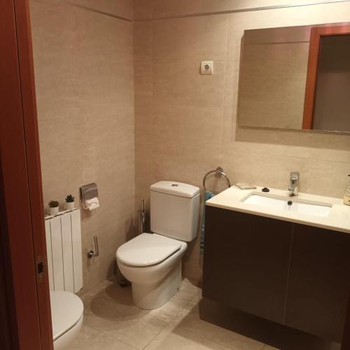 Łazienka z białą toaletą i umywalką w obiekcie Bcn apartments w mieście Hospitalet de Llobregat