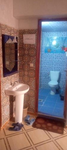 uma casa de banho com um lavatório e um WC em شقة العتماني للكراء اليومي em Rissani