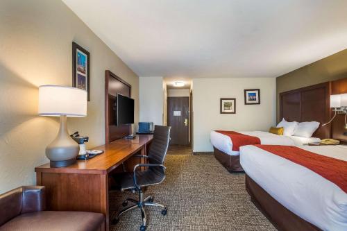 um quarto de hotel com duas camas e uma secretária com um computador em Comfort Inn & Suites Fairborn near Wright Patterson AFB em Fairborn