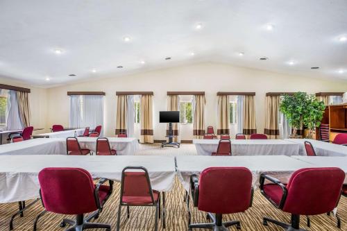 een conferentieruimte met tafels en stoelen en een flatscreen-tv bij Comfort Inn & Suites Fairborn near Wright Patterson AFB in Fairborn