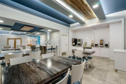 Η κουζίνα ή μικρή κουζίνα στο Clarion Pointe Tampa-Brandon Near Fairgrounds and Casino