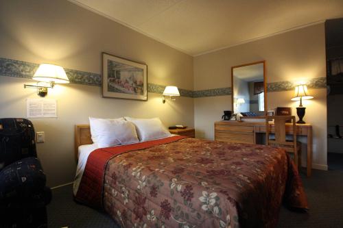 Giường trong phòng chung tại Motel Le JoliBourg